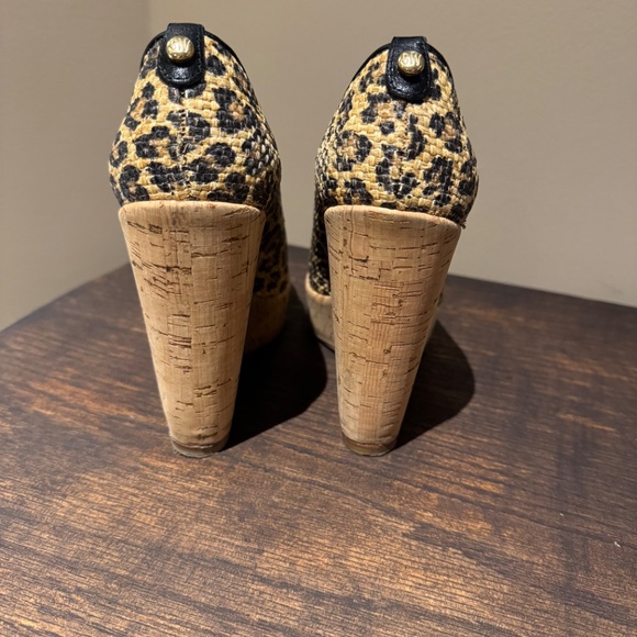 Stuart Weitzman Beige/Black Leopard Print Raffia Platform Wedge Pumps Size 6 - Picture 4 of 6
